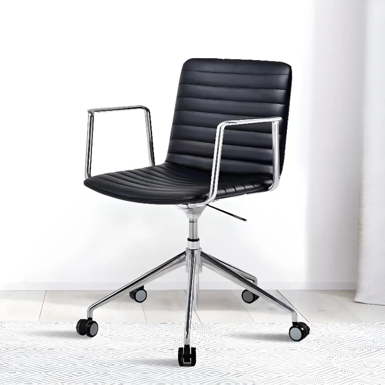 Chaise de bureau pivotante réglable en cuir noir et métal, moderne et élégante