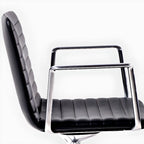 Chaise de bureau pivotante réglable en cuir noir et métal, moderne et élégante