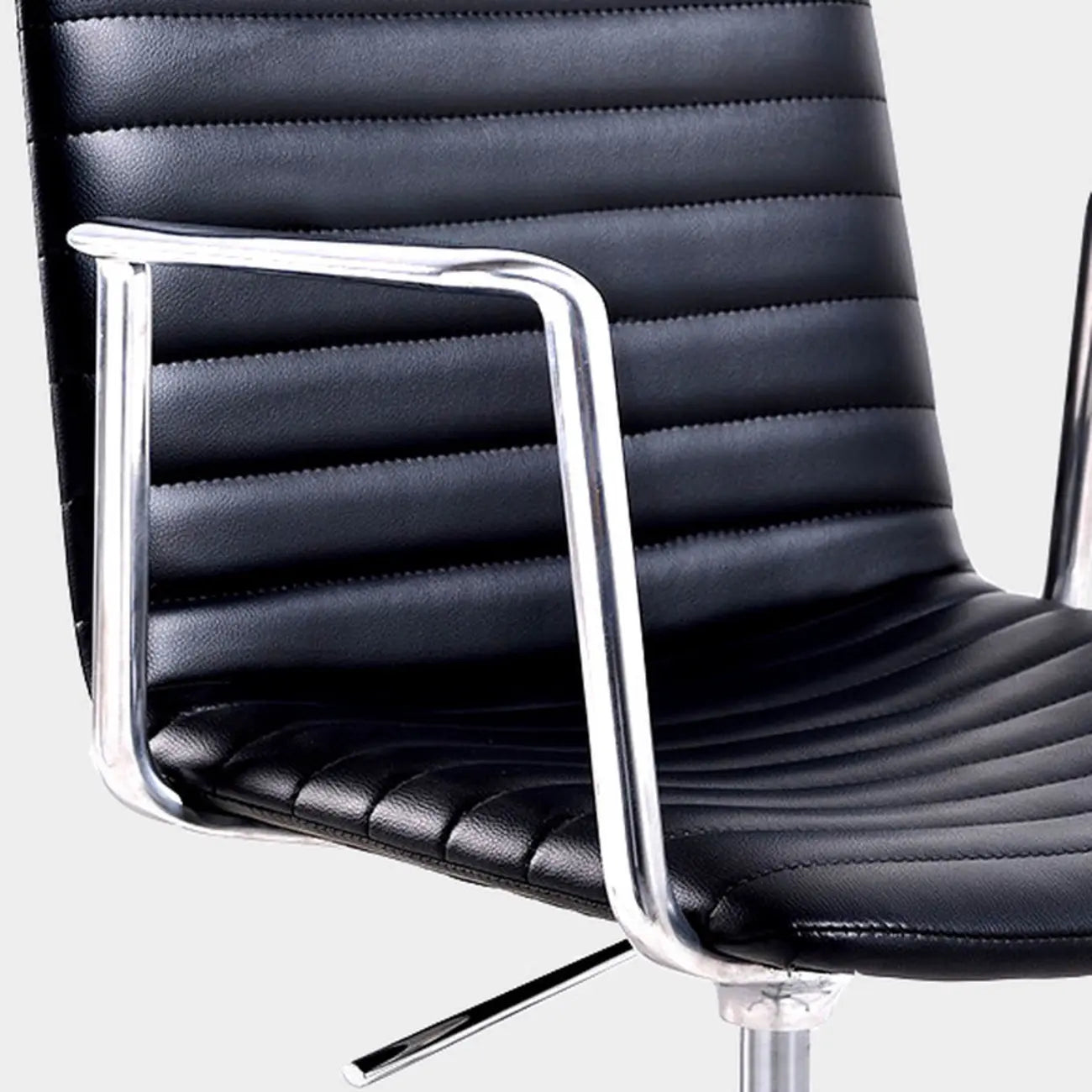 Chaise de bureau pivotante réglable en cuir noir et métal, moderne et élégante