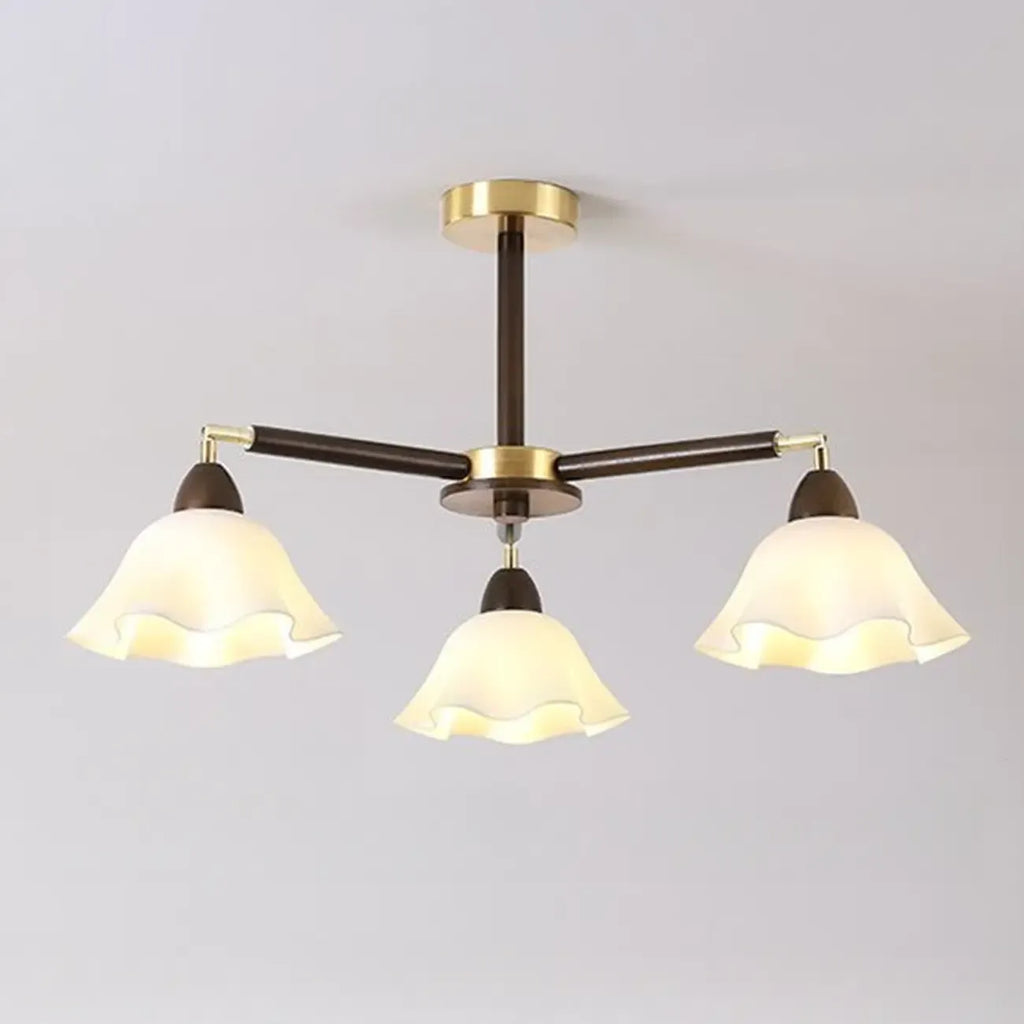 Plafonnier semi-encastré élégant en bois avec abat-jour en verre à motif floral.