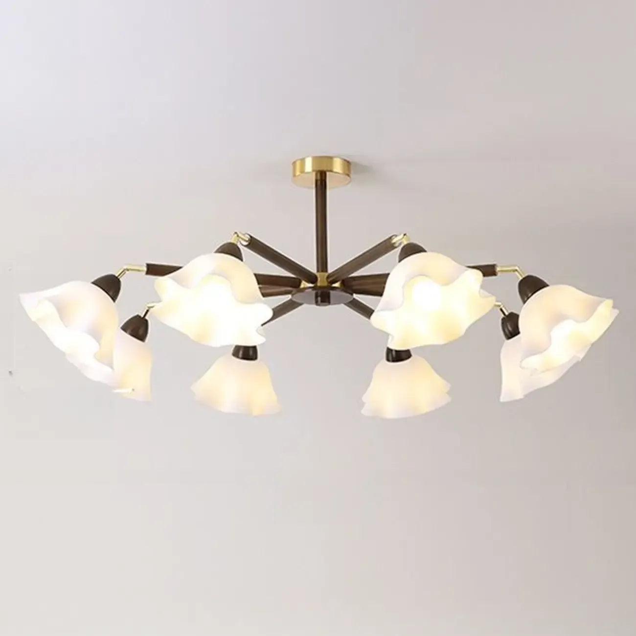Plafonnier semi-encastré élégant en bois avec abat-jour en verre à motif floral.