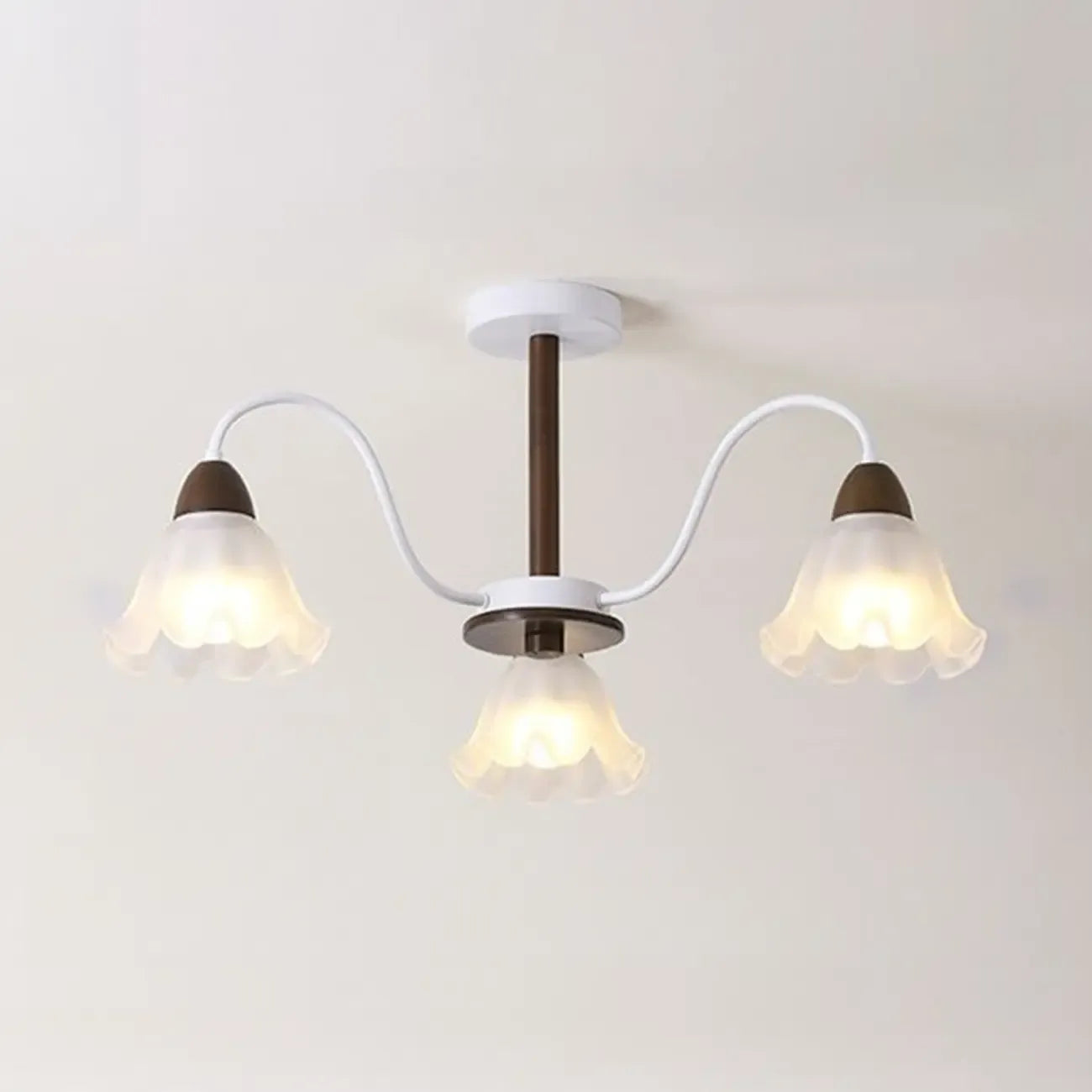 Plafonnier semi-encastré élégant en bois avec abat-jour en verre à motif floral.