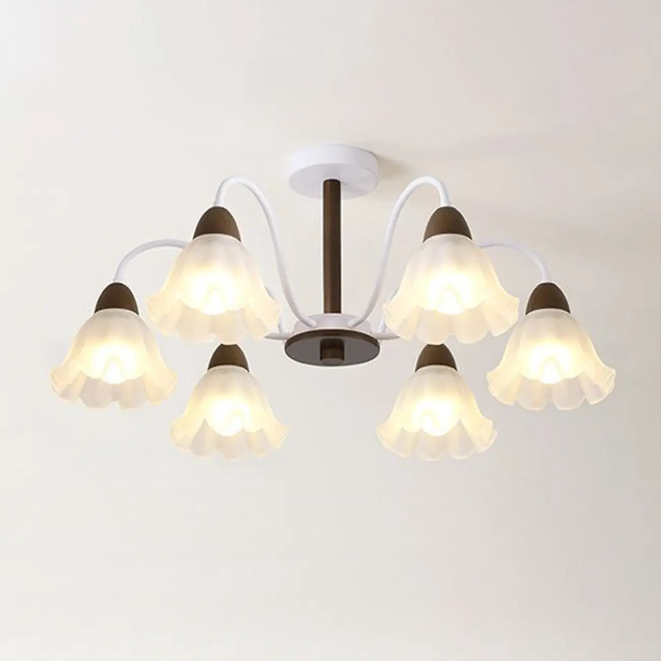 Plafonnier semi-encastré élégant en bois avec abat-jour en verre à motif floral.