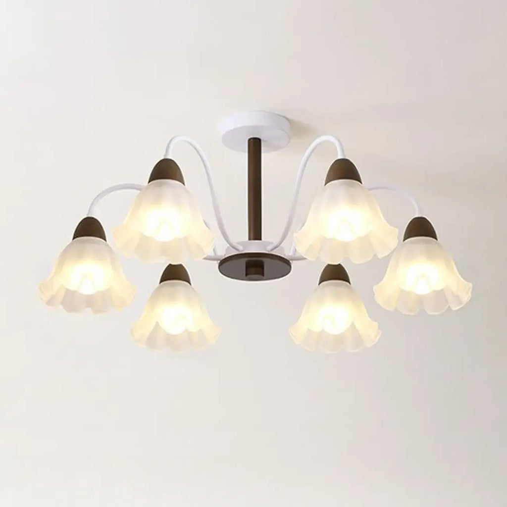 Plafonnier semi-encastré élégant en bois avec abat-jour en verre à motif floral.