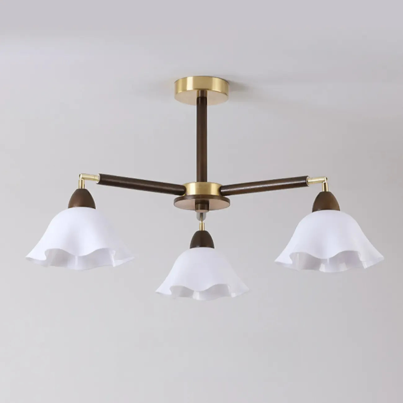 Plafonnier semi-encastré élégant en bois avec abat-jour en verre à motif floral.