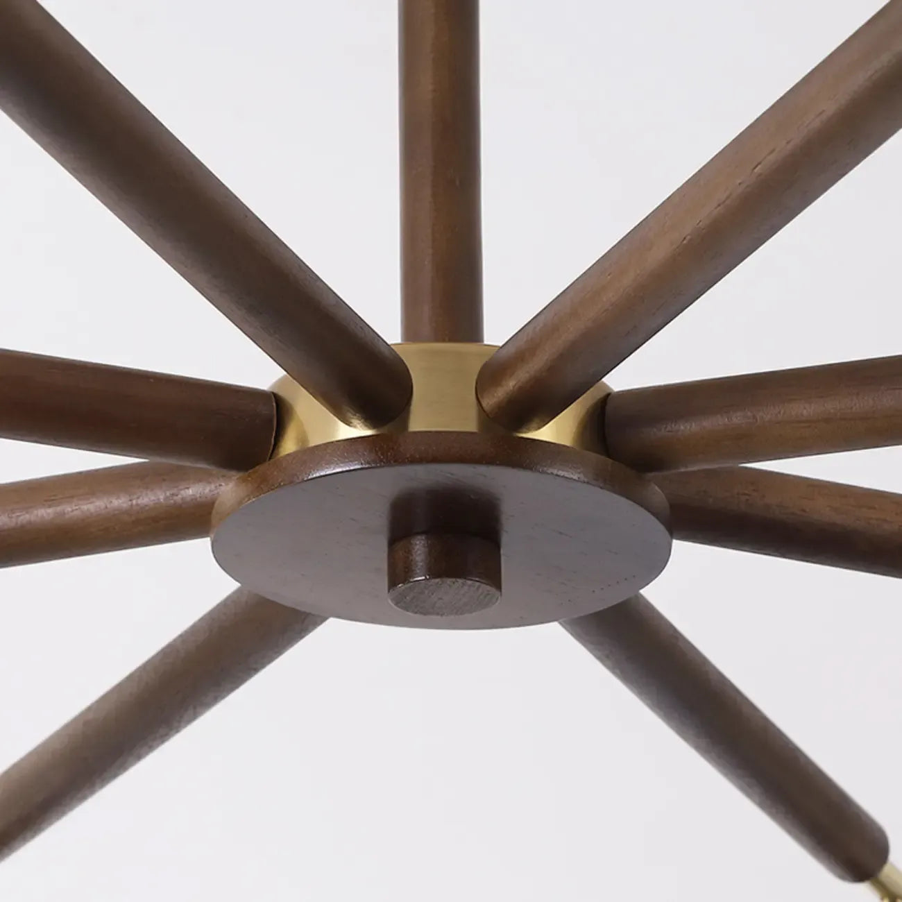 Plafonnier semi-encastré élégant en bois avec abat-jour en verre à motif floral.