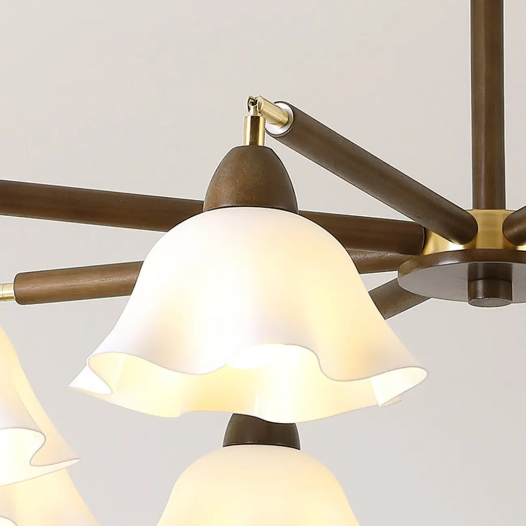 Plafonnier semi-encastré élégant en bois avec abat-jour en verre à motif floral.
