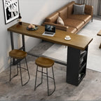 Table haute de bar industrielle en bois brun avec piètement en métal et étagères