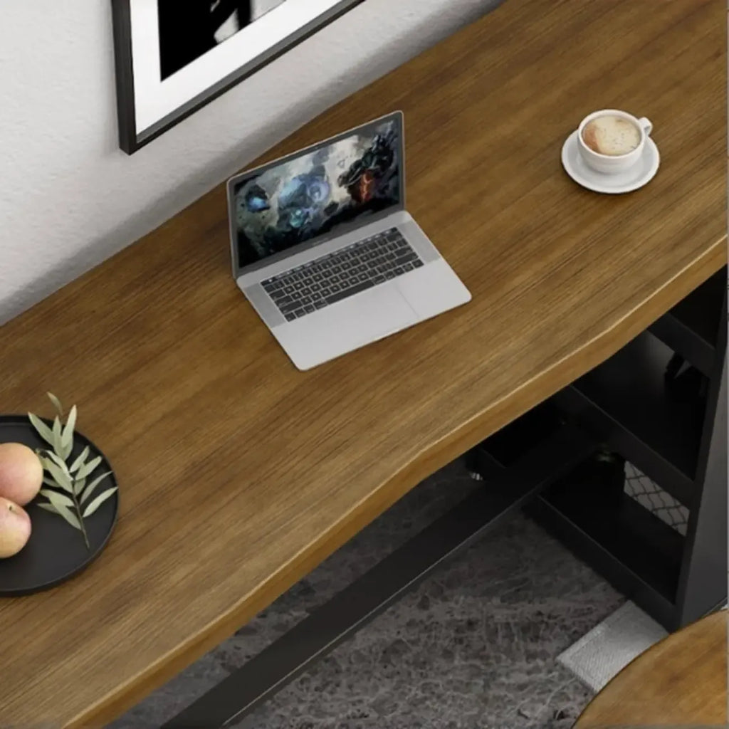 Table haute de bar industrielle en bois brun avec piètement en métal et étagères