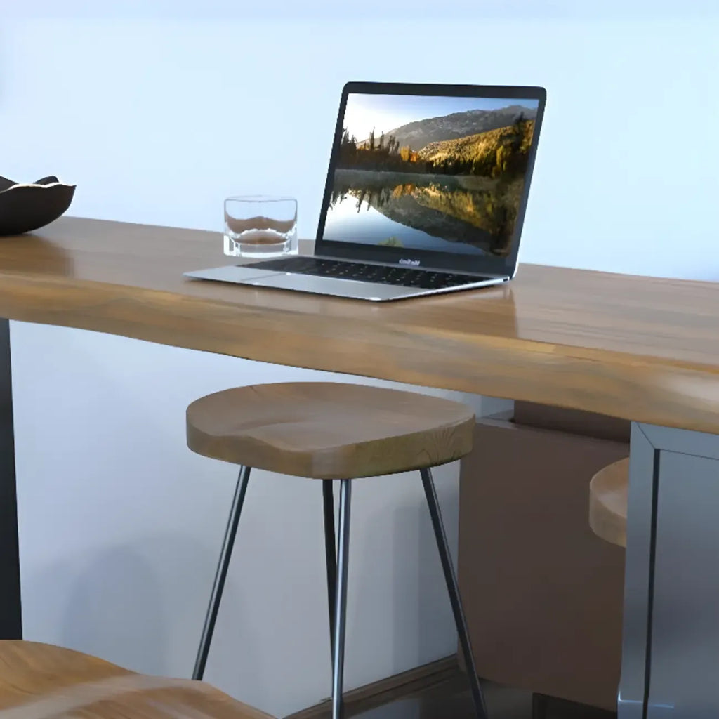 Table haute de bar industrielle en bois brun avec piètement en métal et étagères