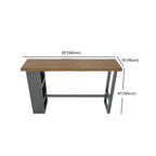 Table haute de bar industrielle en bois brun avec piètement en métal et étagères