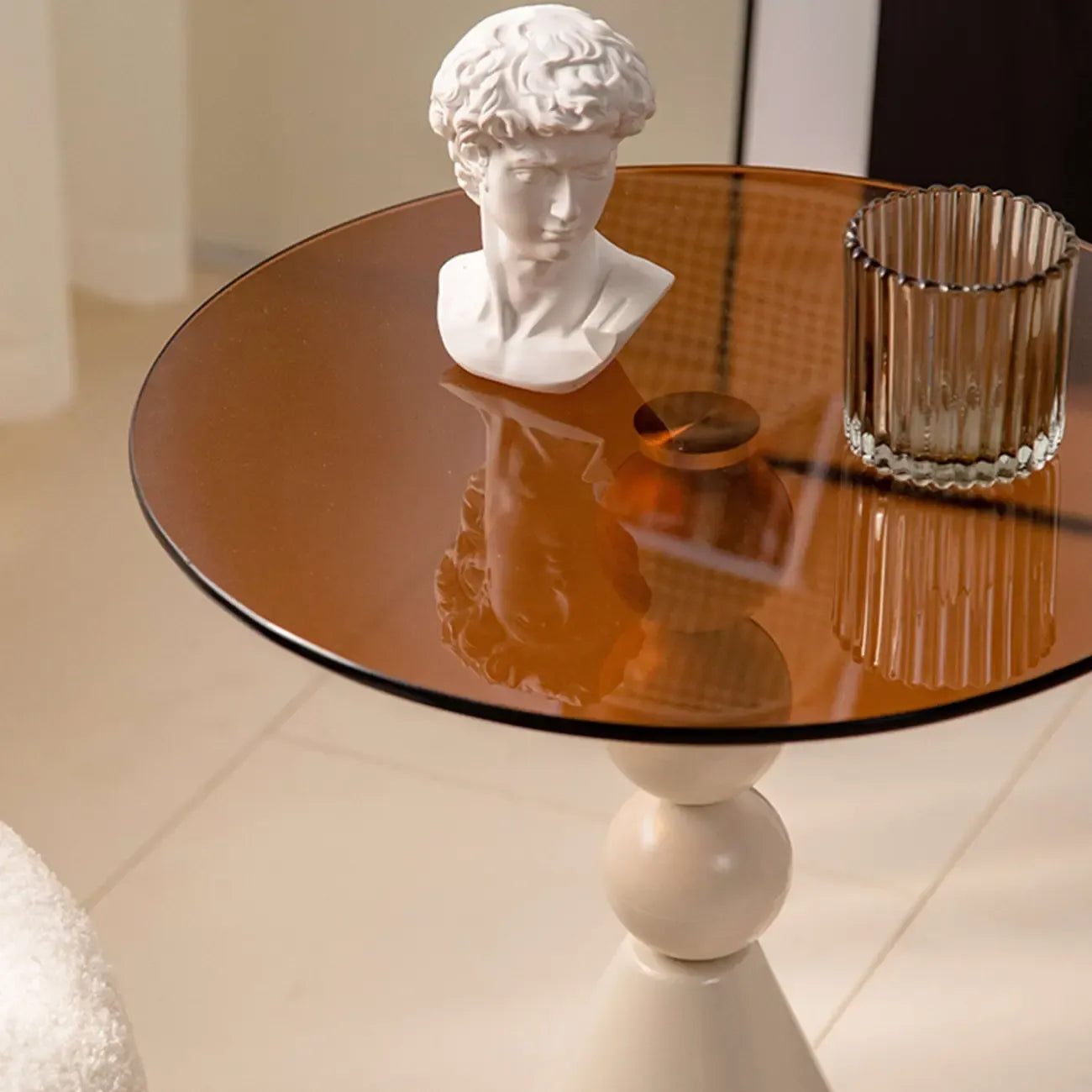 Élégante table d'appoint ronde en verre avec pied central en fer
