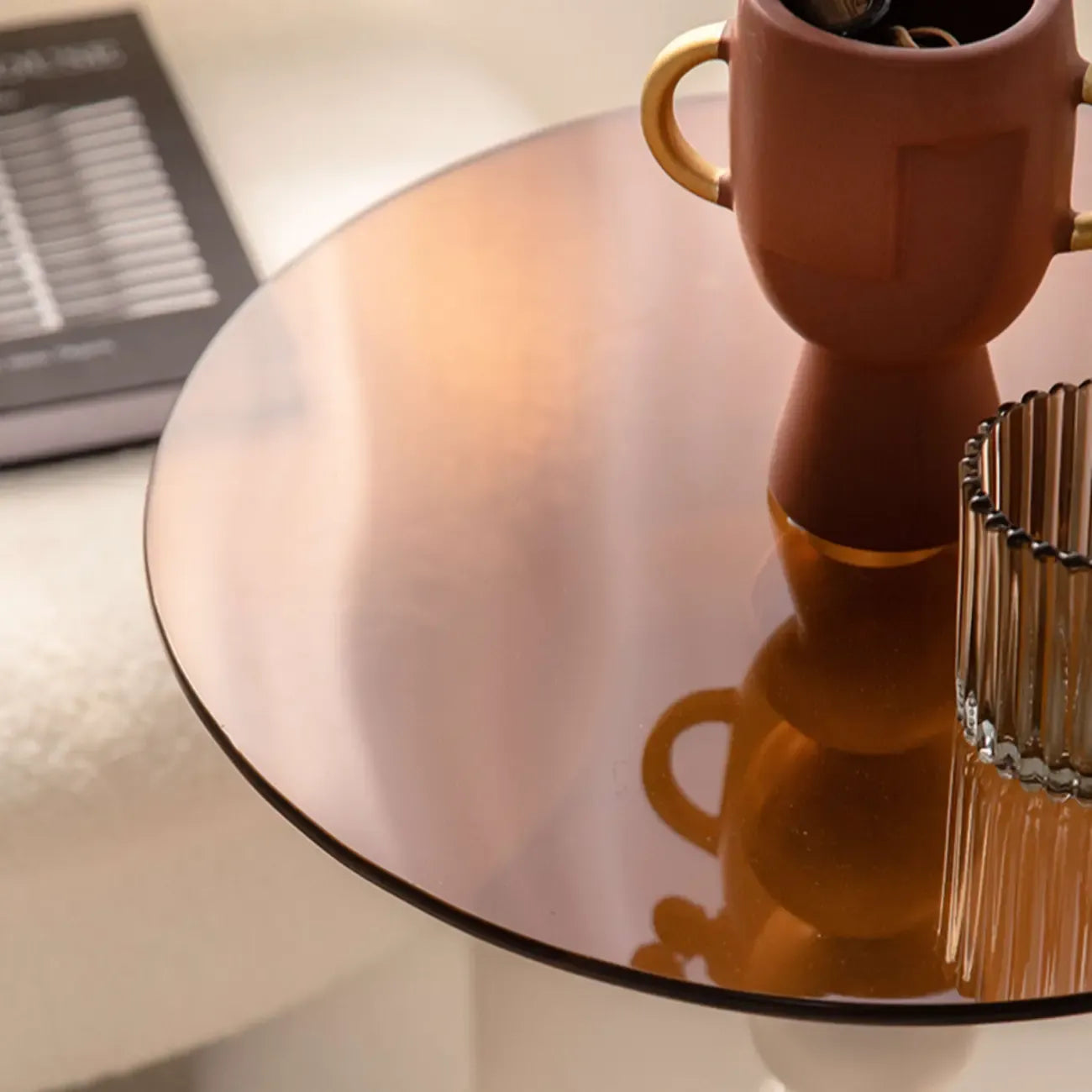 Élégante table d'appoint ronde en verre avec pied central en fer