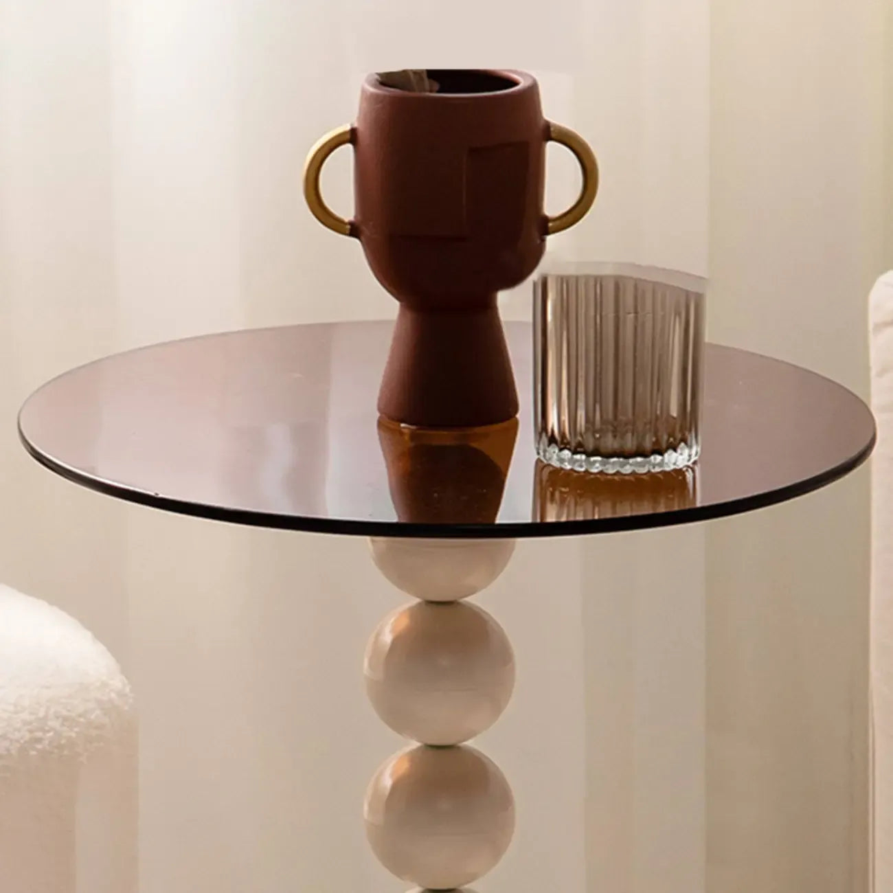 Élégante table d'appoint ronde en verre avec pied central en fer