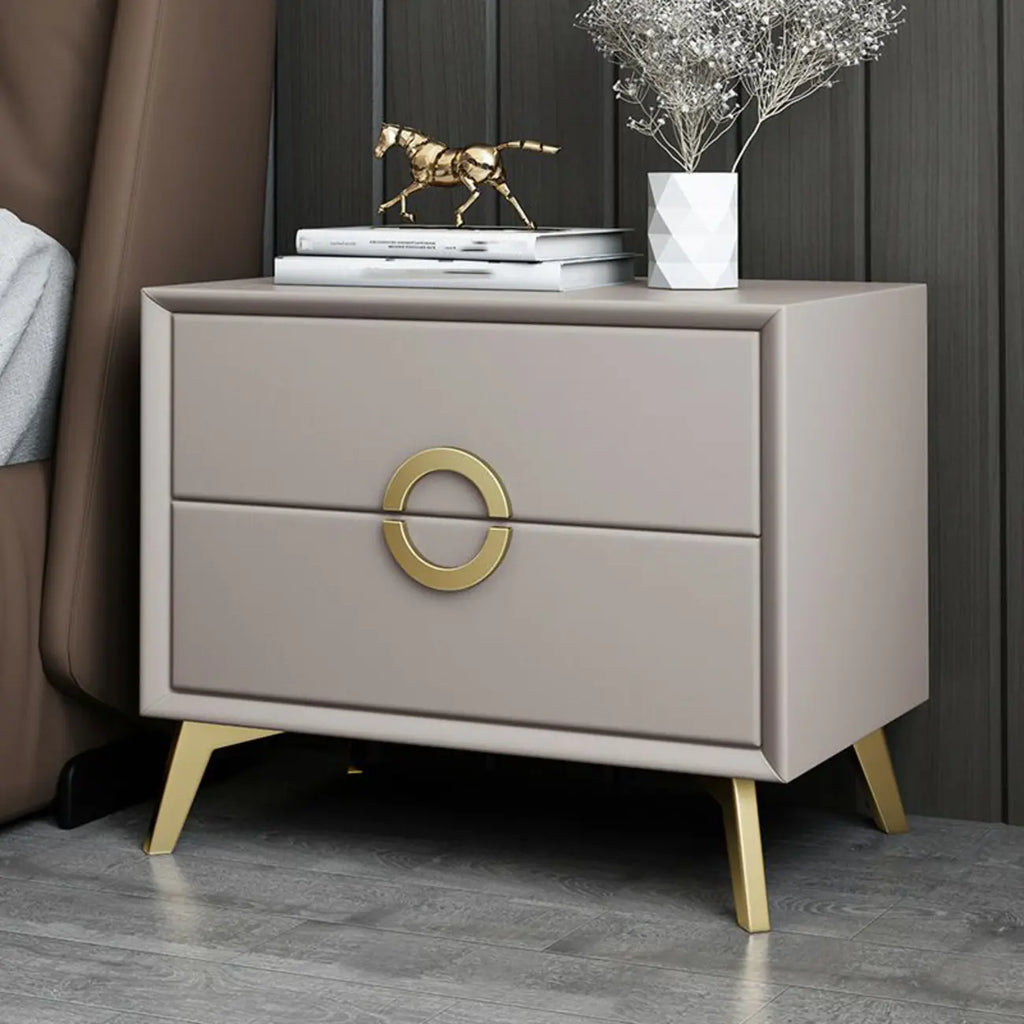 Table de chevet chic en cuir kaki avec détails dorés, à 2 tiroirs