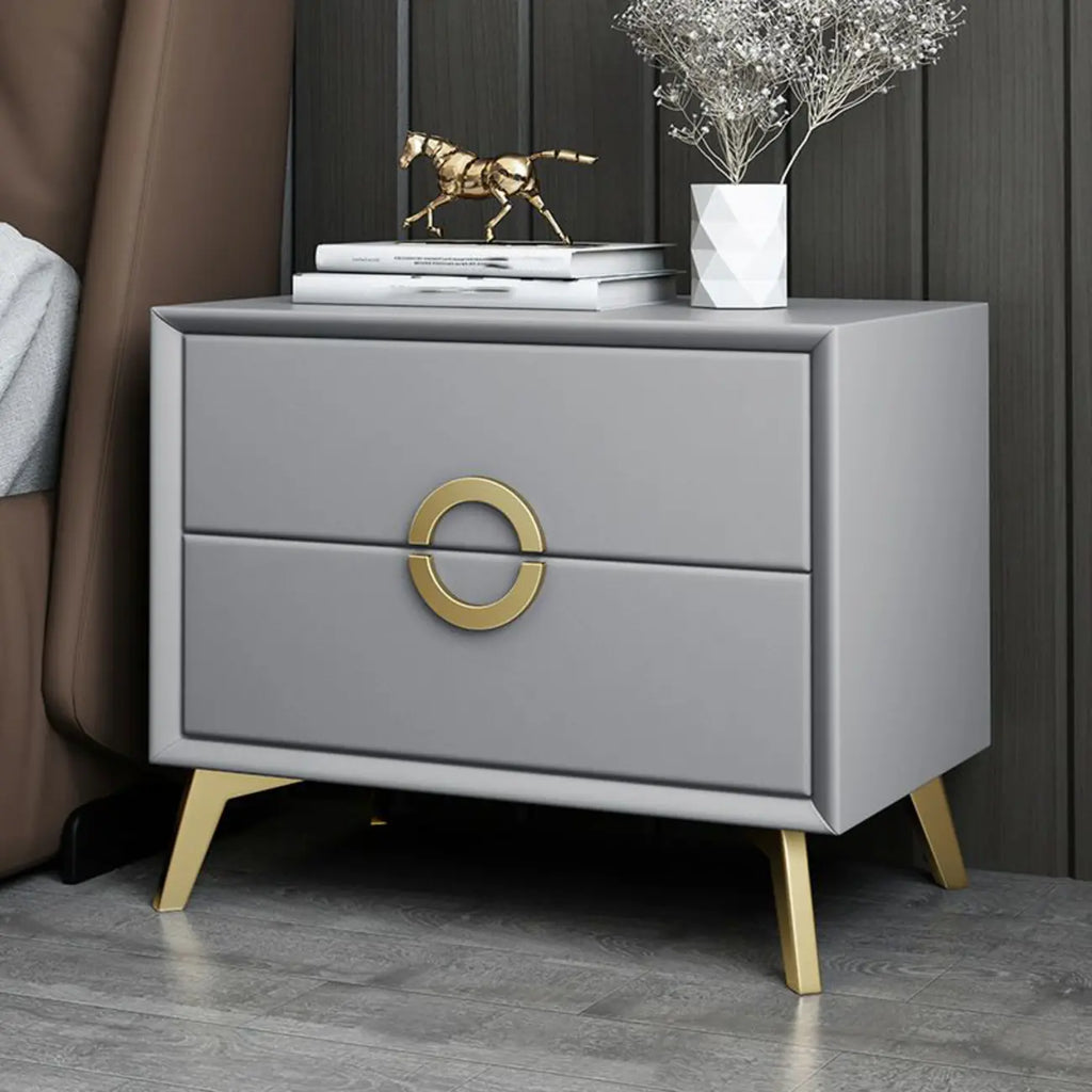 Table de chevet chic en cuir kaki avec détails dorés, à 2 tiroirs