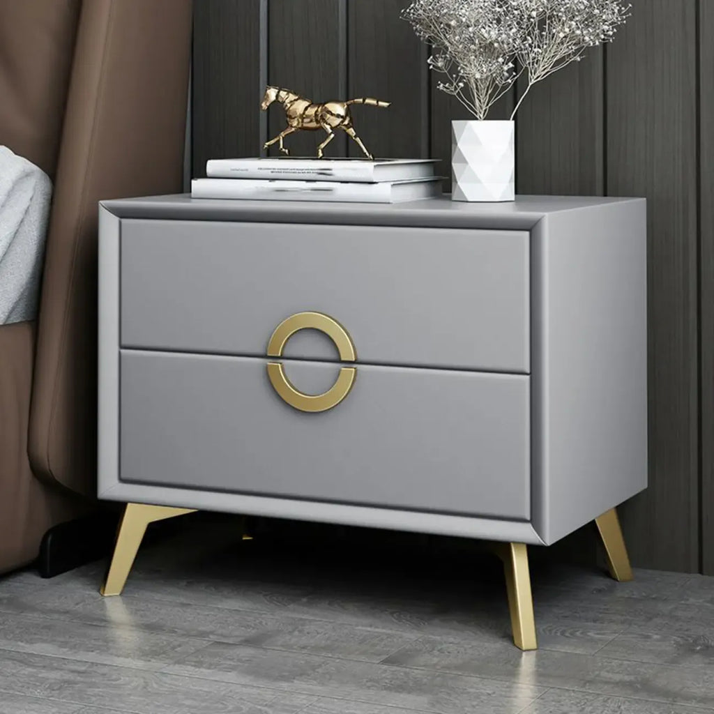 Table de chevet chic en cuir kaki avec détails dorés, à 2 tiroirs