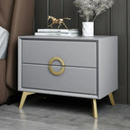 Table de chevet chic en cuir kaki avec détails dorés, à 2 tiroirs