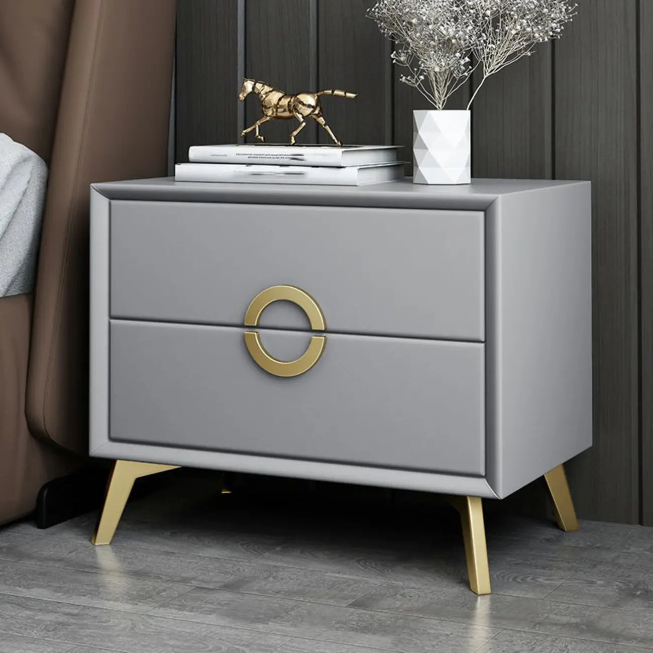 Table de chevet chic en cuir kaki avec détails dorés, à 2 tiroirs