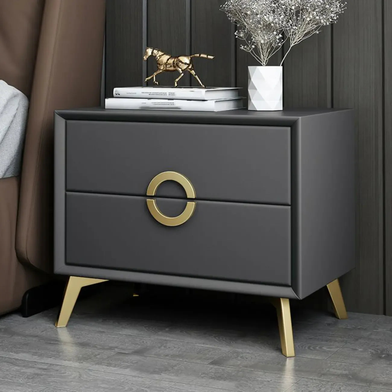 Table de chevet chic en cuir kaki avec détails dorés, à 2 tiroirs