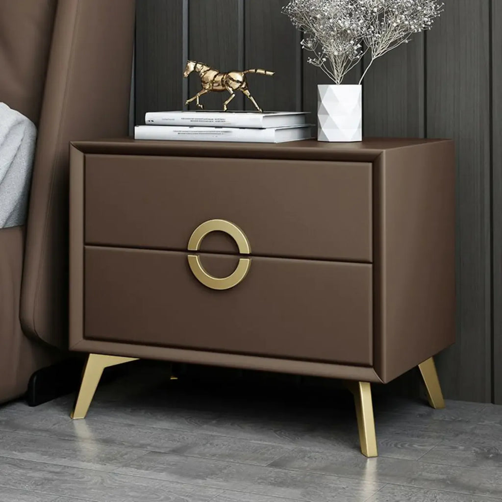 Table de chevet chic en cuir kaki avec détails dorés, à 2 tiroirs