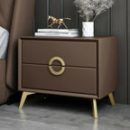 Table de chevet chic en cuir kaki avec détails dorés, à 2 tiroirs