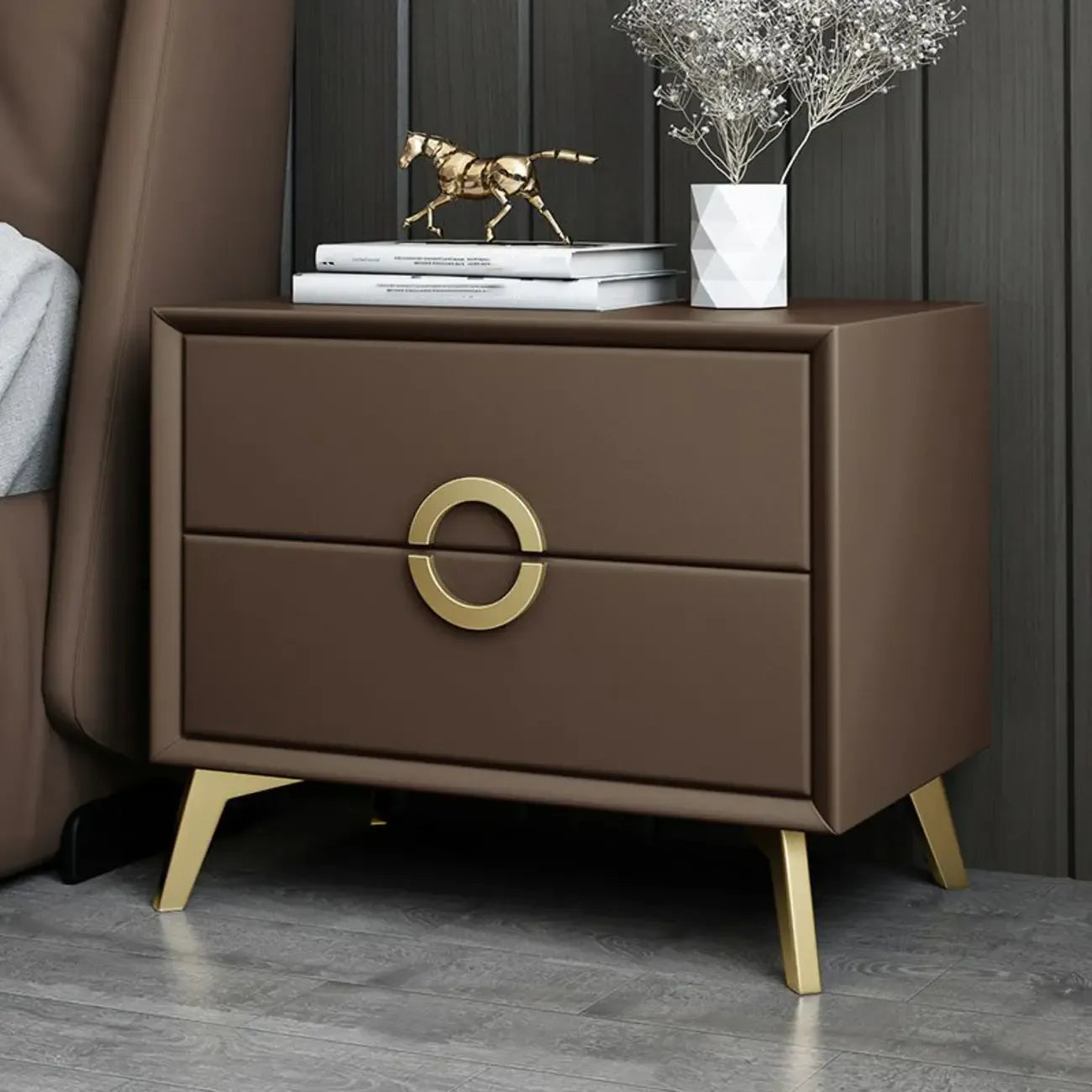 Table de chevet chic en cuir kaki avec détails dorés, à 2 tiroirs