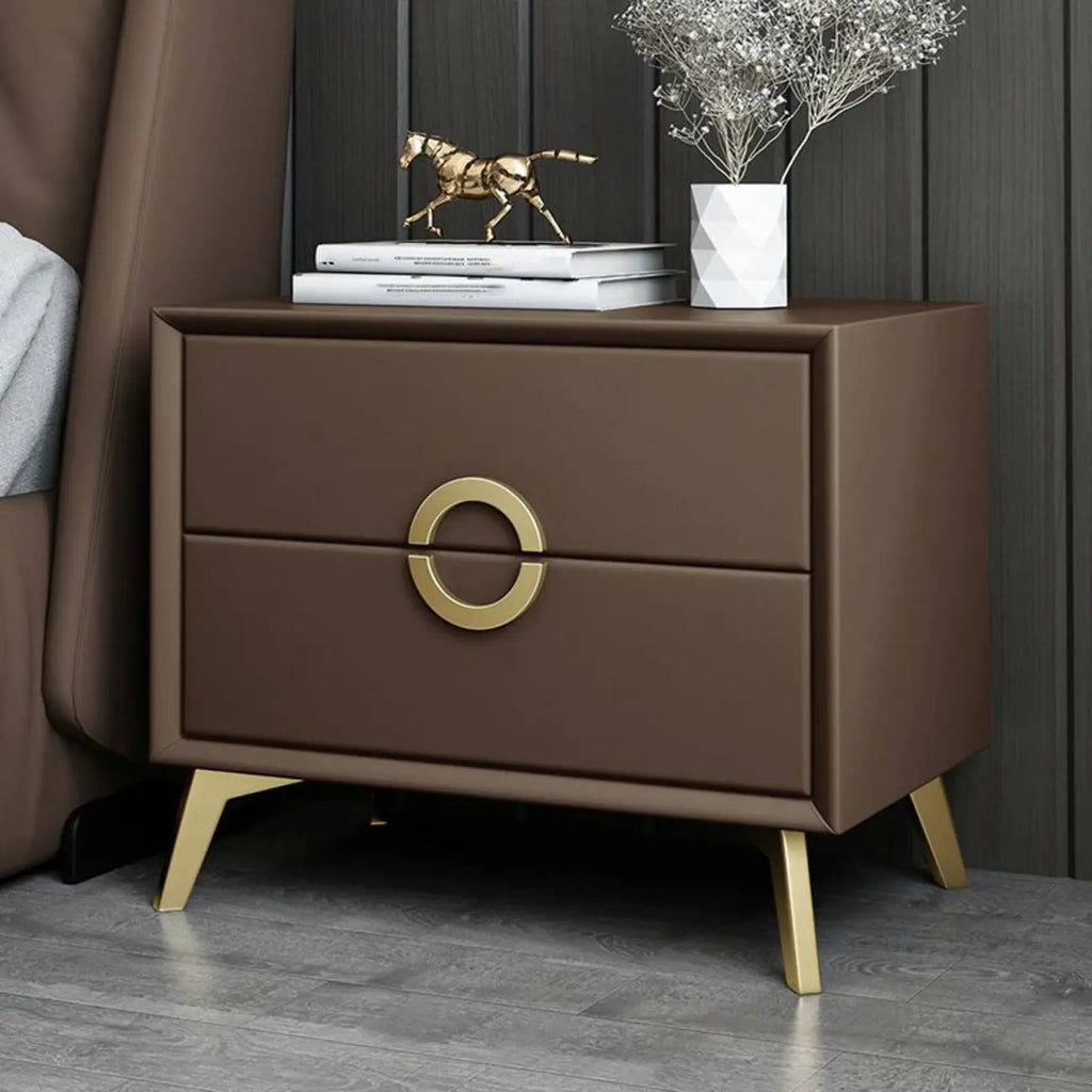 Table de chevet chic en cuir kaki avec détails dorés, à 2 tiroirs