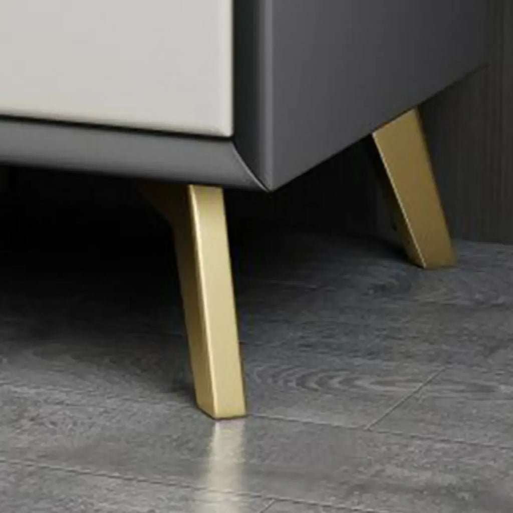 Table de chevet chic en cuir kaki avec détails dorés, à 2 tiroirs
