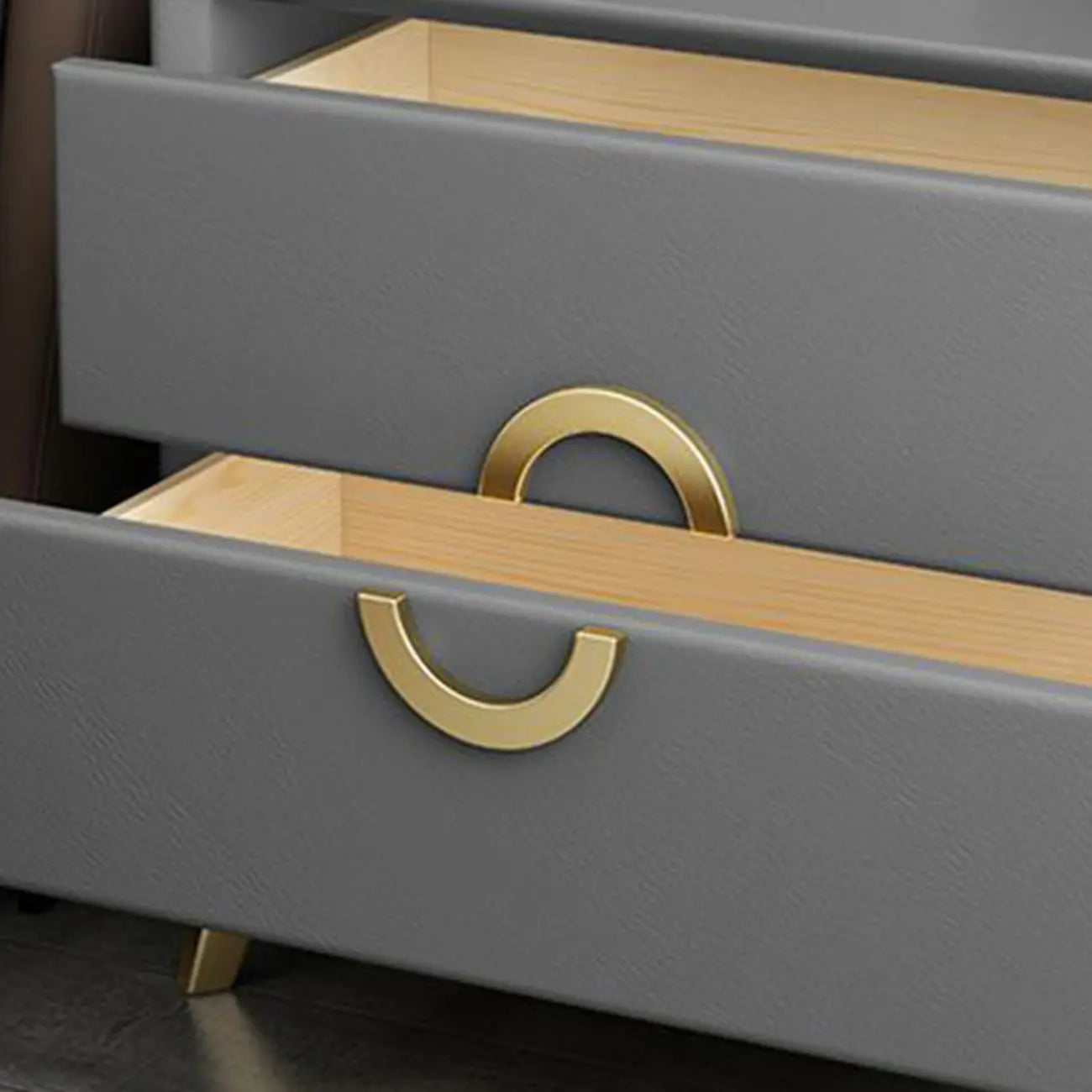 Table de chevet chic en cuir kaki avec détails dorés, à 2 tiroirs