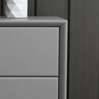 Table de chevet chic en cuir kaki avec détails dorés, à 2 tiroirs