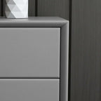 Table de chevet chic en cuir kaki avec détails dorés, à 2 tiroirs
