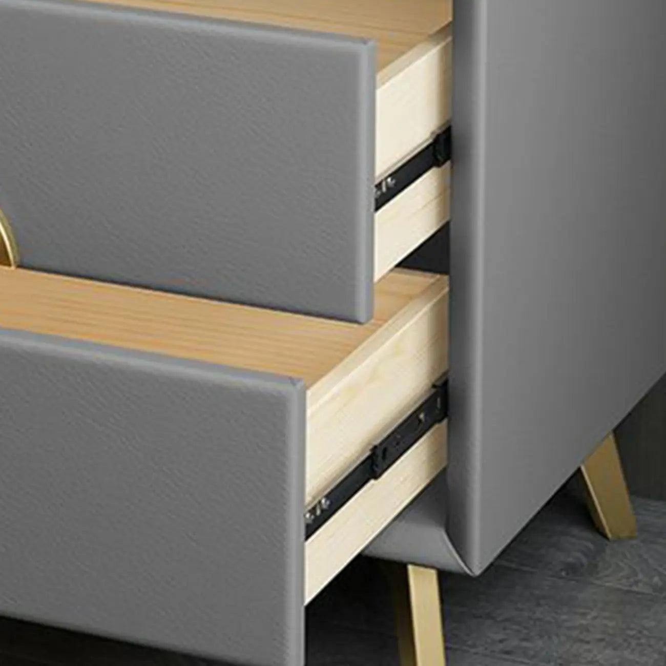 Table de chevet chic en cuir kaki avec détails dorés, à 2 tiroirs