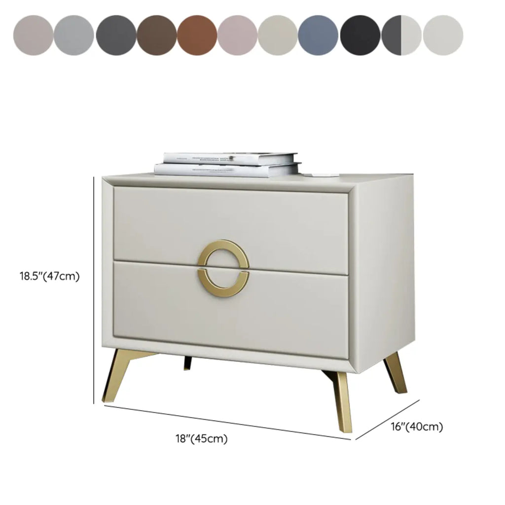 Table de chevet chic en cuir kaki avec détails dorés, à 2 tiroirs