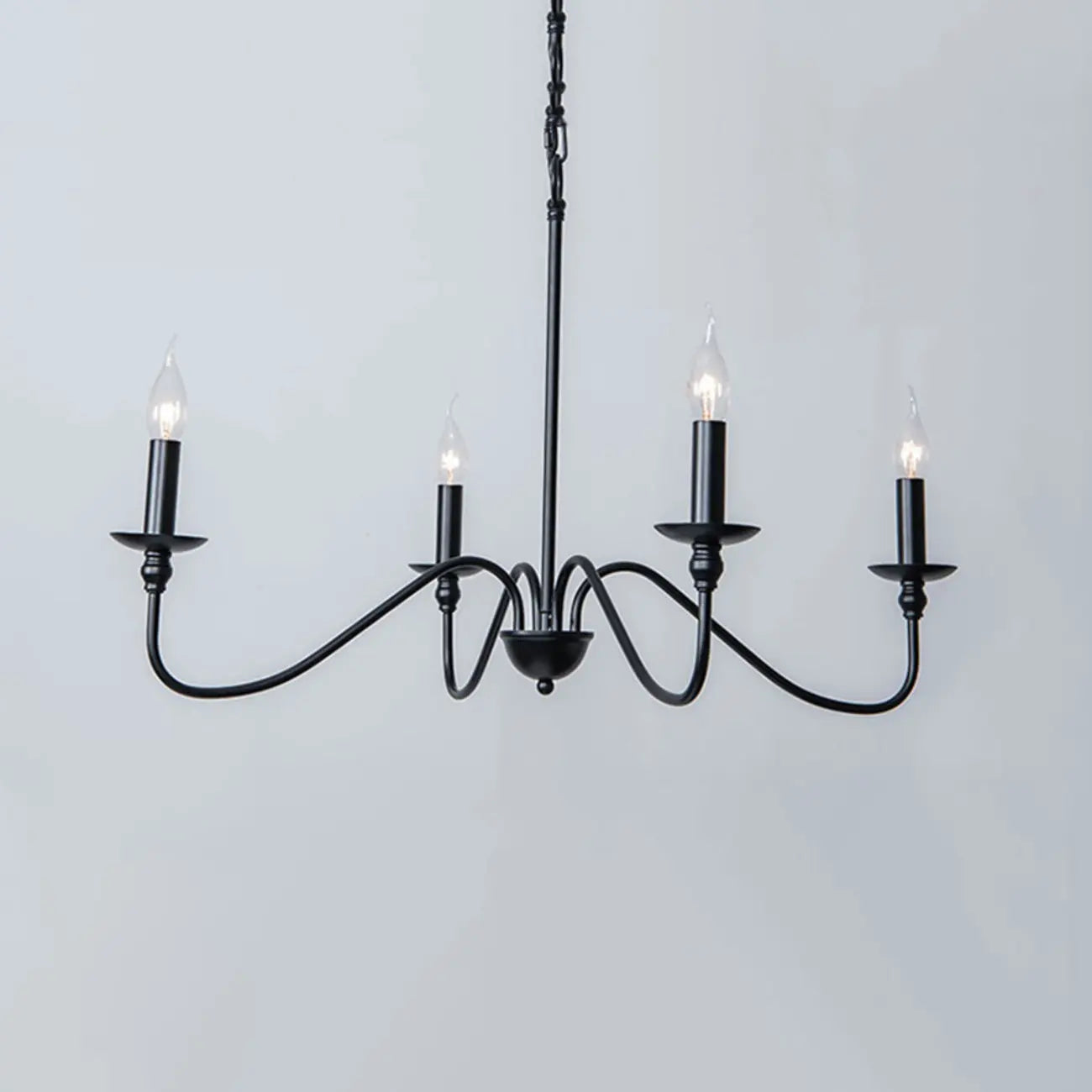 Lampadario classico a candelabro dorato regolabile in altezza