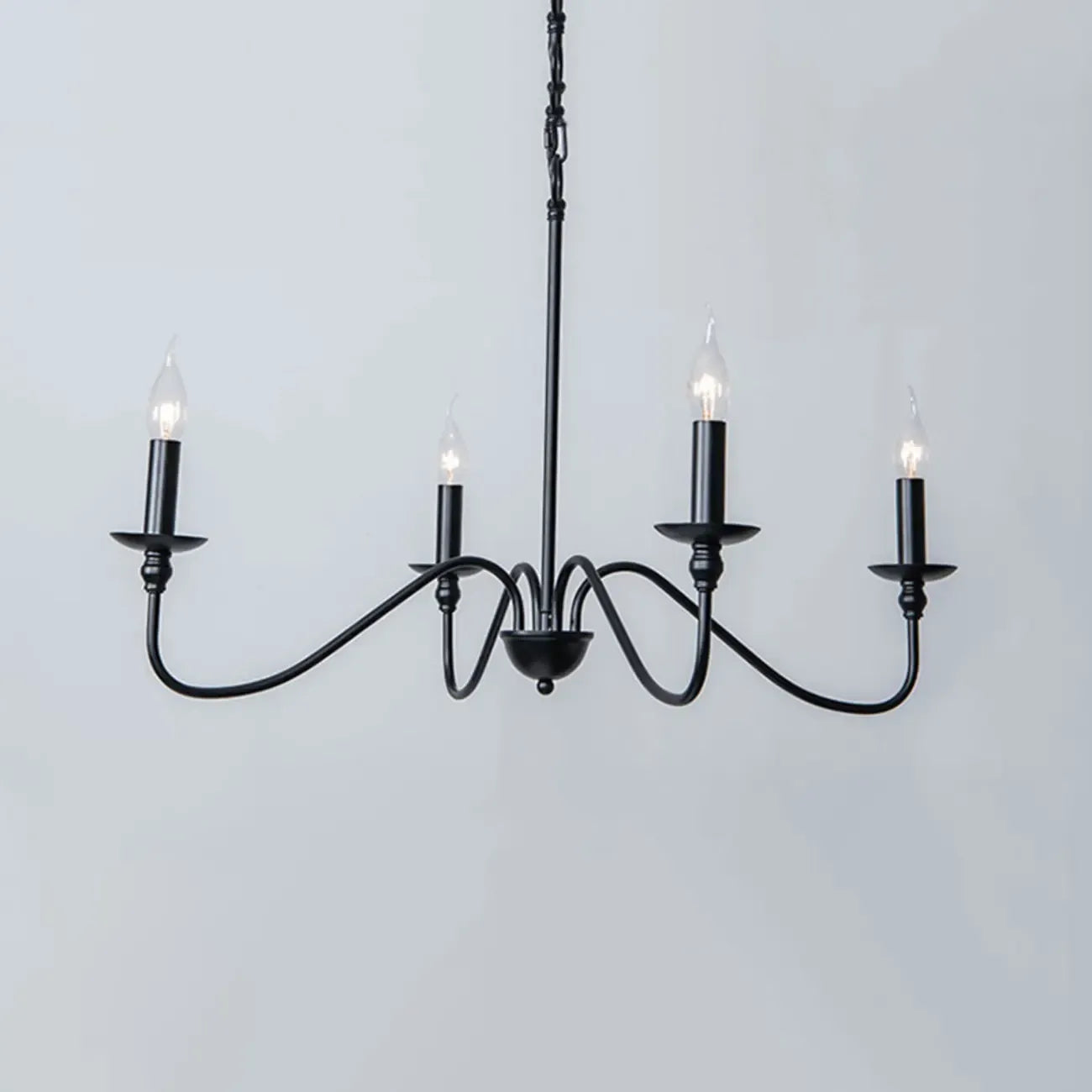 Lampadario classico a candelabro dorato regolabile in altezza