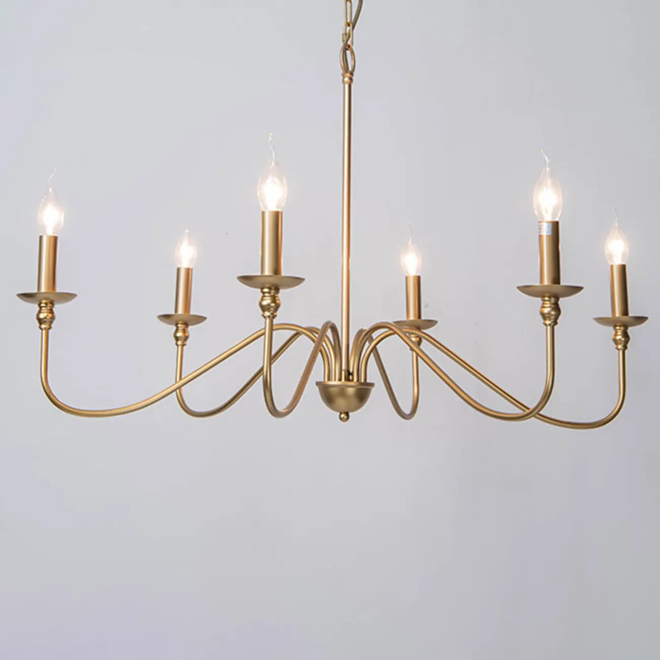 Lampadario classico a candelabro dorato regolabile in altezza