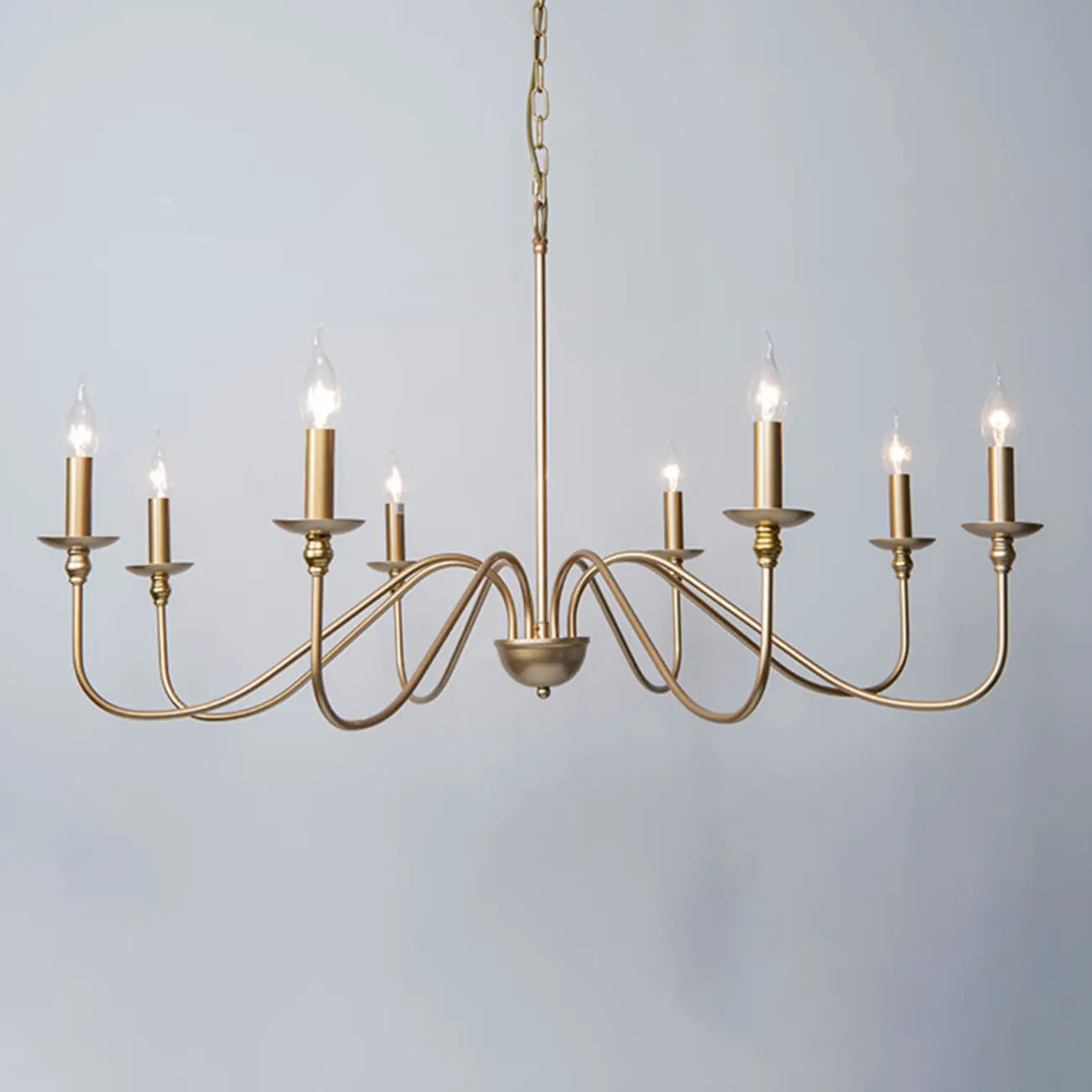 Lampadario classico a candelabro dorato regolabile in altezza