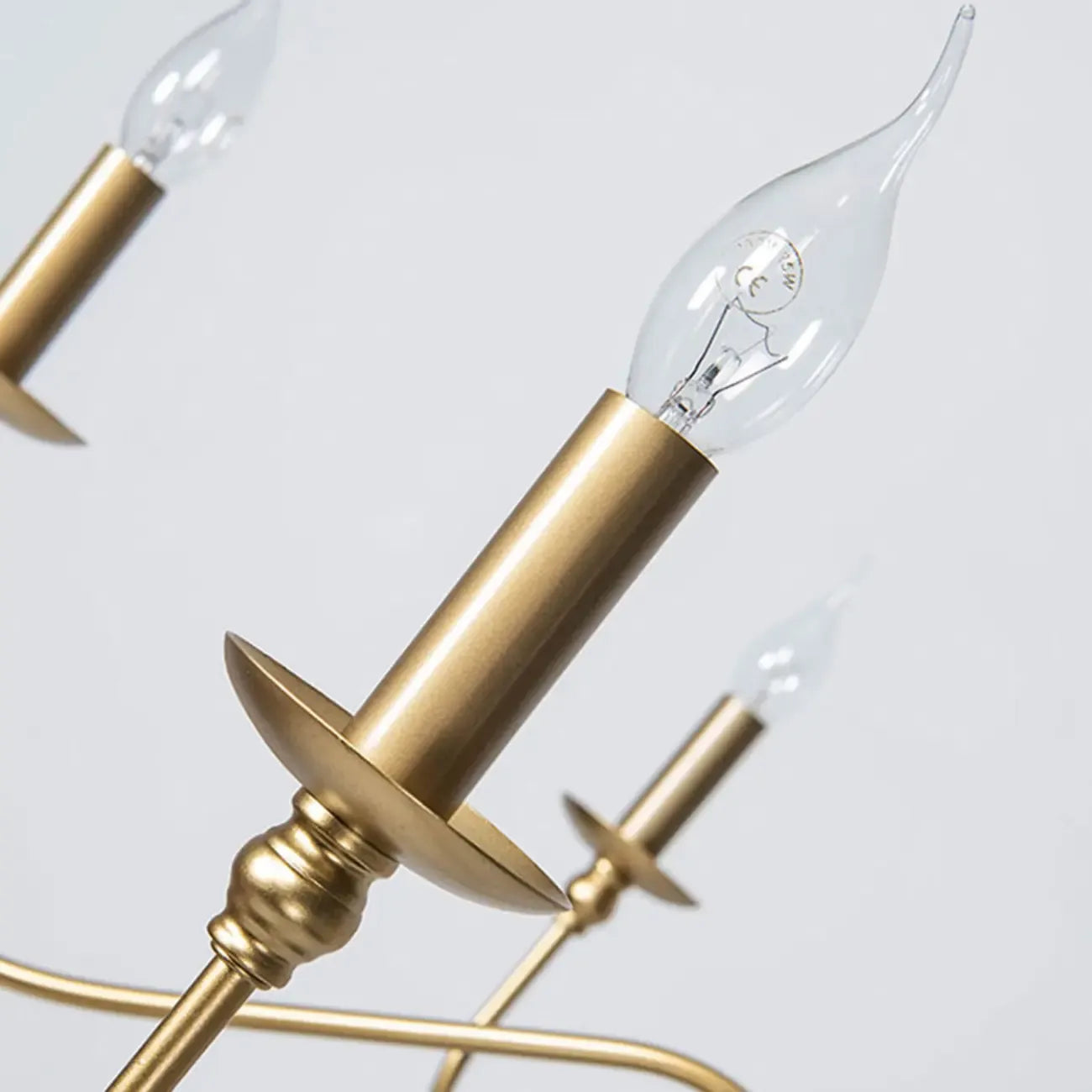 Lampadario classico a candelabro dorato regolabile in altezza