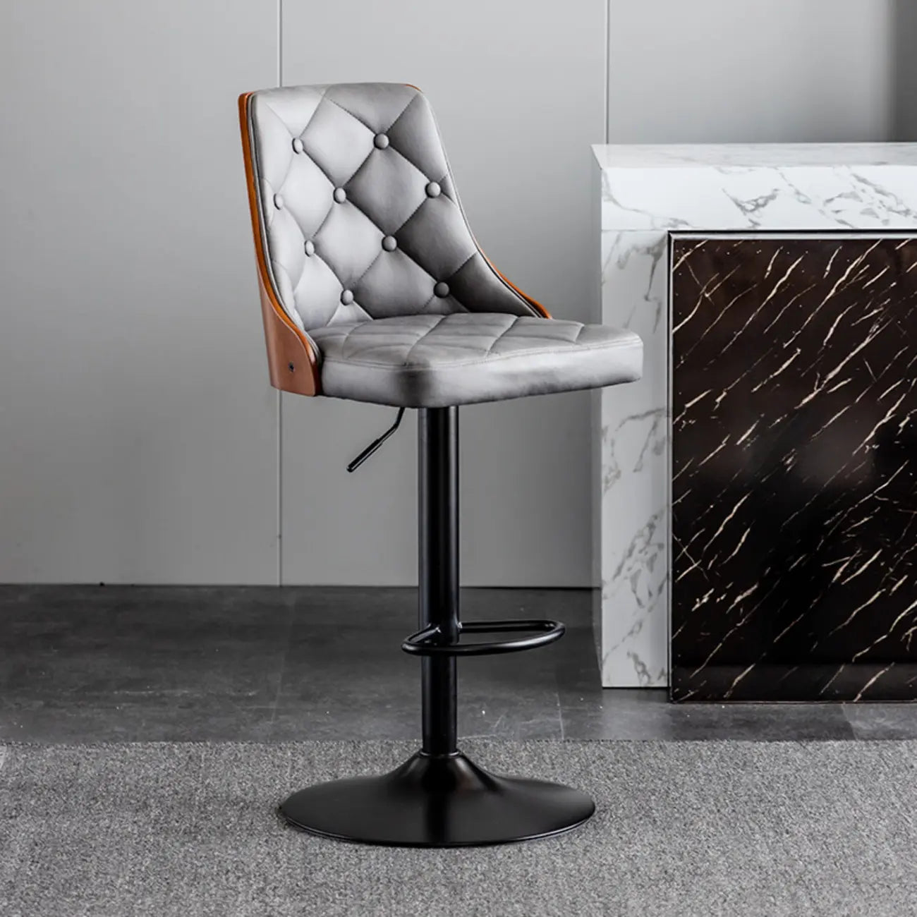 Tabouret de bar moderne réglable en cuir capitonné avec dossier haut