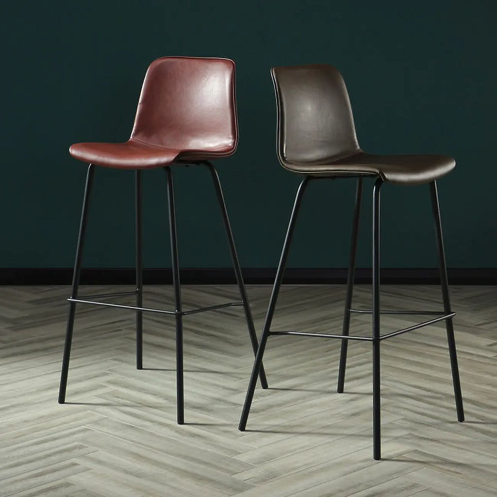 Tabouret de bar industriel en cuir avec structure métallique et repose-pieds