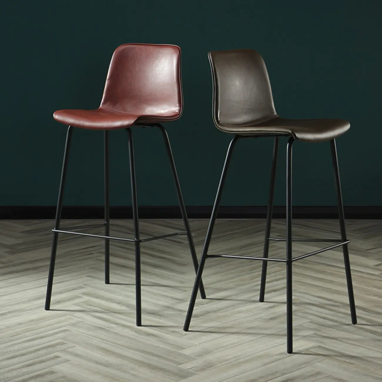 Tabouret de bar industriel en cuir avec structure métallique et repose-pieds