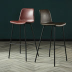 Tabouret de bar industriel en cuir avec structure métallique et repose-pieds