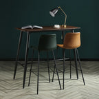 Tabouret de bar industriel en cuir avec structure métallique et repose-pieds