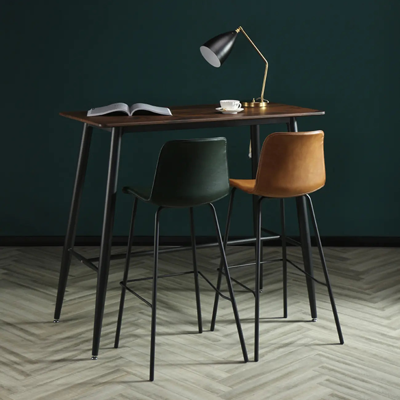 Tabouret de bar industriel en cuir avec structure métallique et repose-pieds