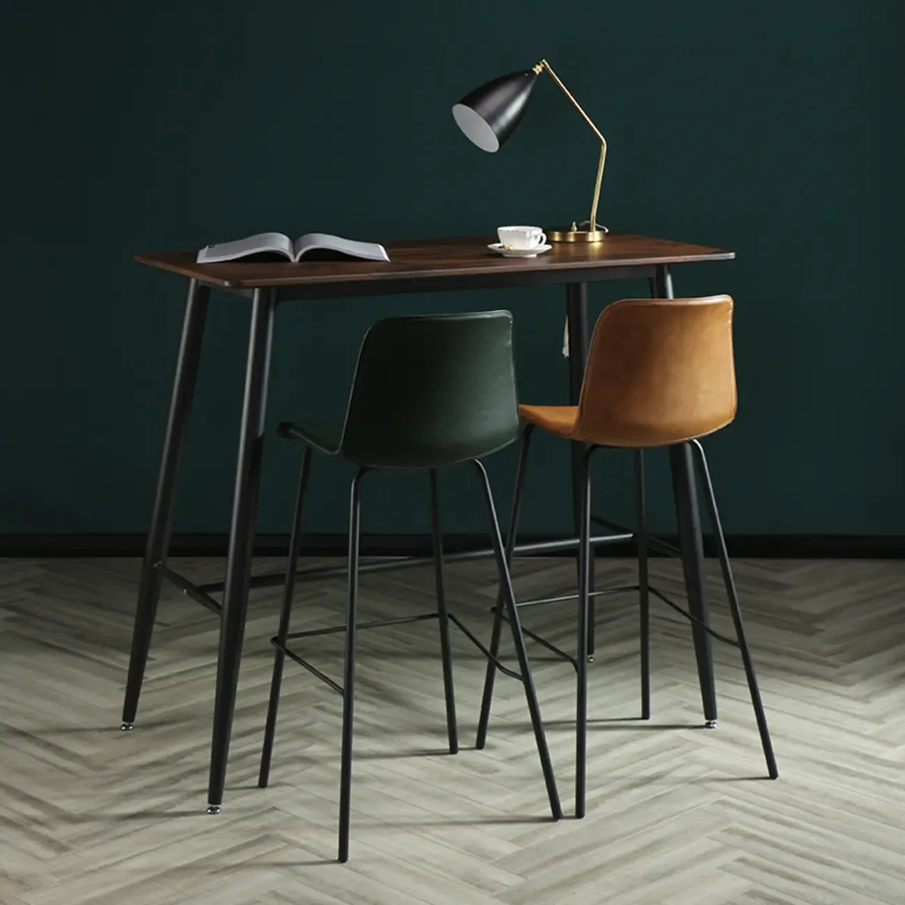 Tabouret de bar industriel en cuir avec structure métallique et repose-pieds