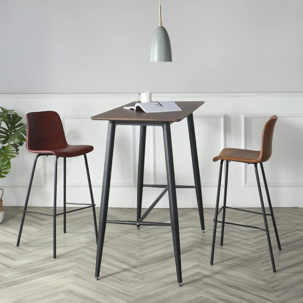 Tabouret de bar industriel en cuir avec structure métallique et repose-pieds