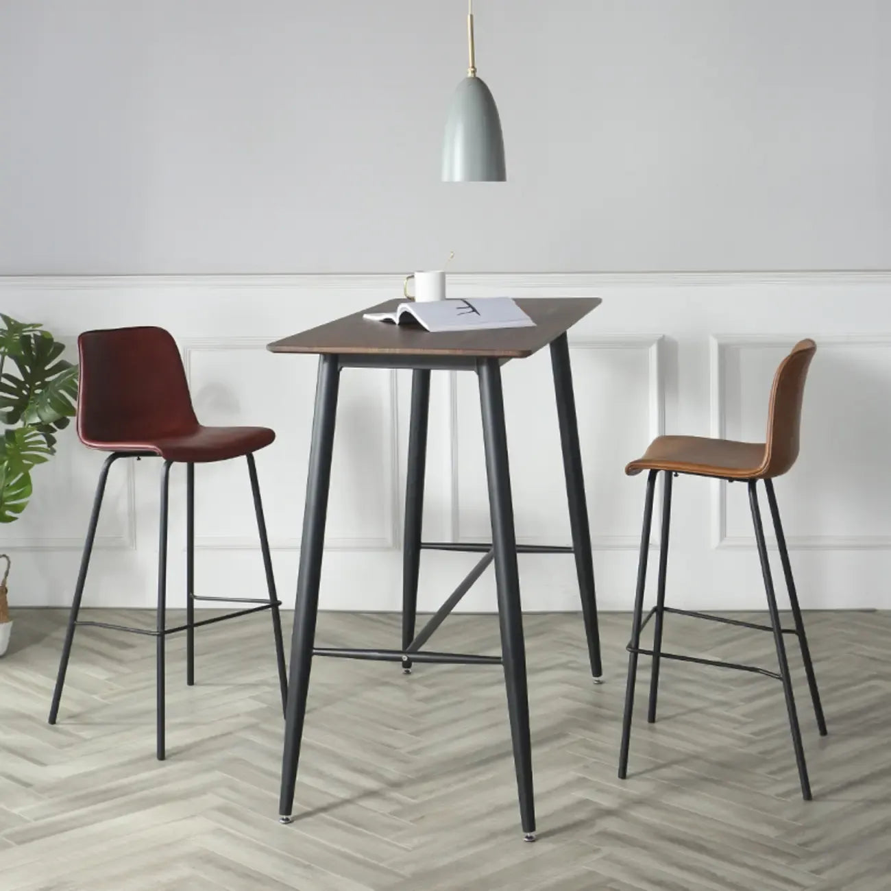 Tabouret de bar industriel en cuir avec structure métallique et repose-pieds