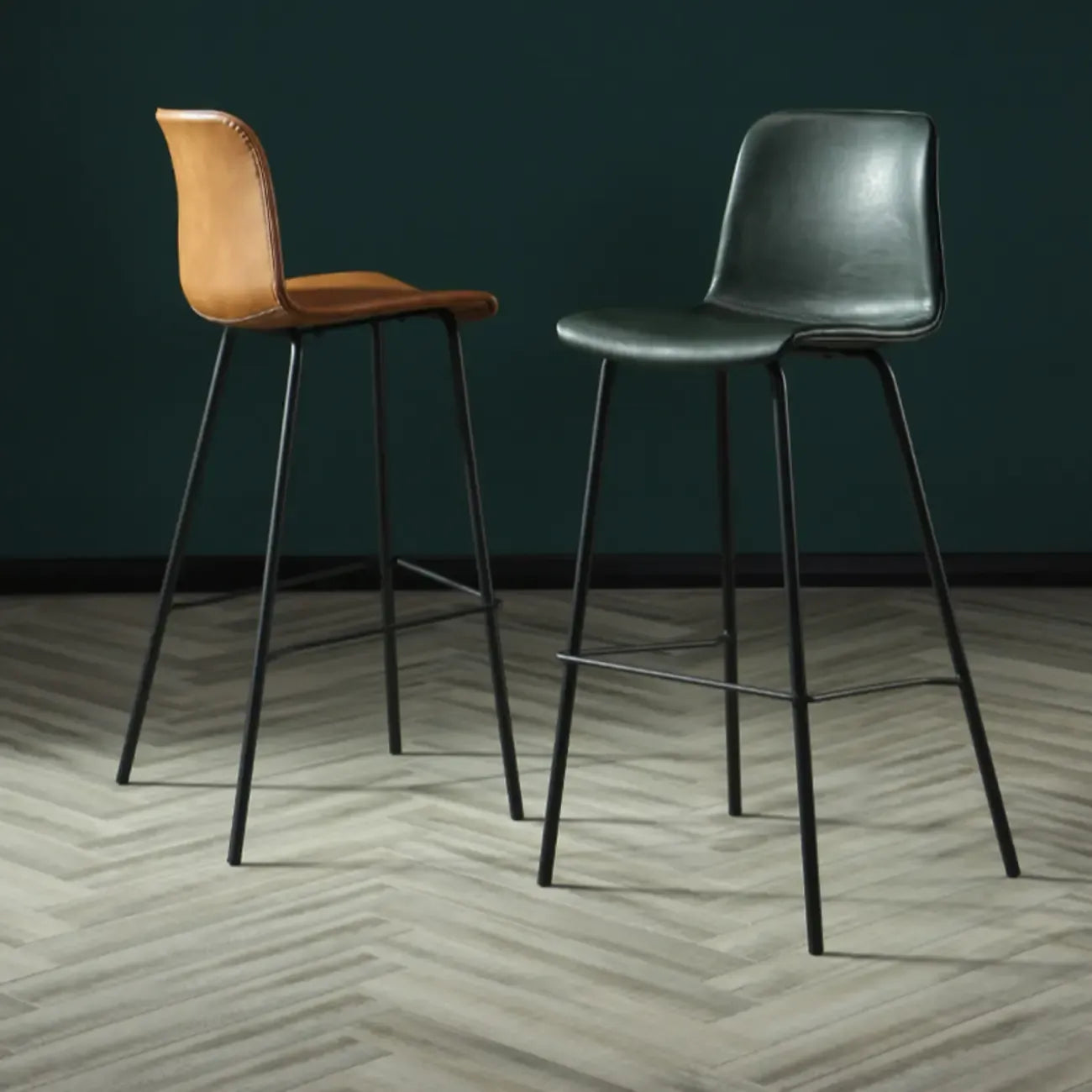 Tabouret de bar industriel en cuir avec structure métallique et repose-pieds