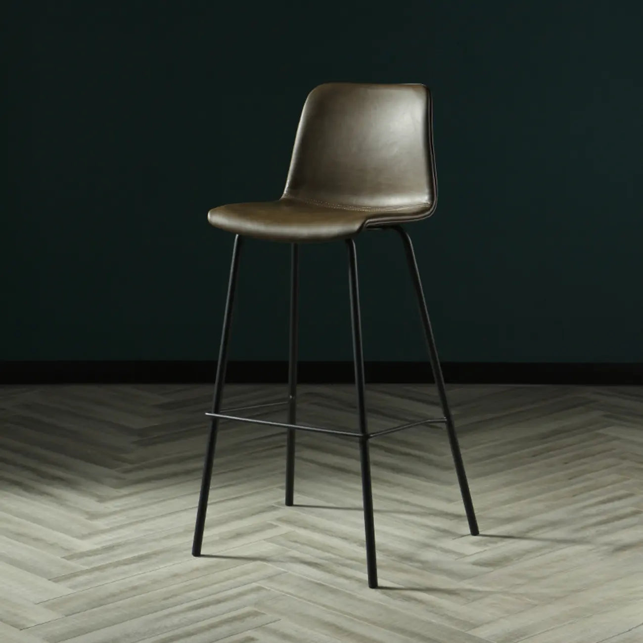 Tabouret de bar industriel en cuir avec structure métallique et repose-pieds